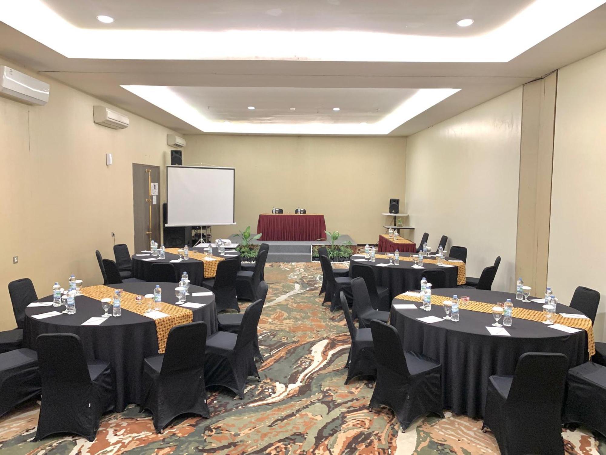 Grand Kangen Hotel Urip Sumoharjo Yogyakarta Buitenkant foto